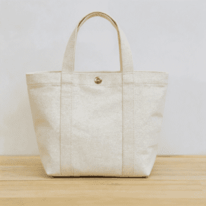 帆布・キャンバストートバッグのオリジナル制作・OEM（受託製造）ならお任せください。販促ノベルティのロゴ名入れから完全特注まで小ロット生産に柔軟対応。世界の製造拠点・中国東莞の提携工場からDDP（関税・送料込）で日本全国へ直送。隠れ費用ゼロ、完全日本語対応で無料お見積り！