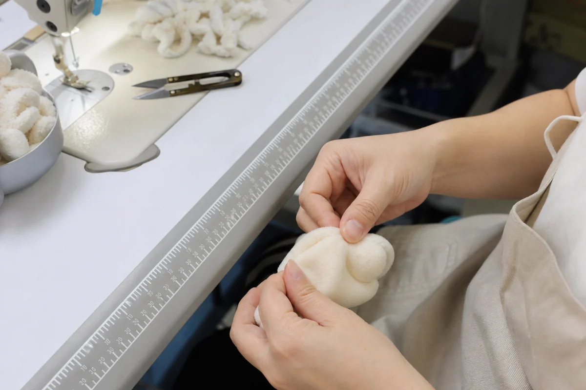 縫製後のぬいぐるみ外皮を表へ返す工程