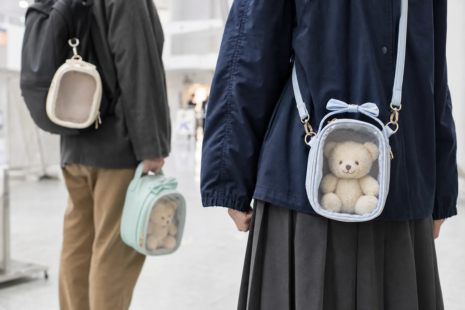 透明窓付きぬいショルダーを斜め掛け、手提げ、バッグ装着する使用例