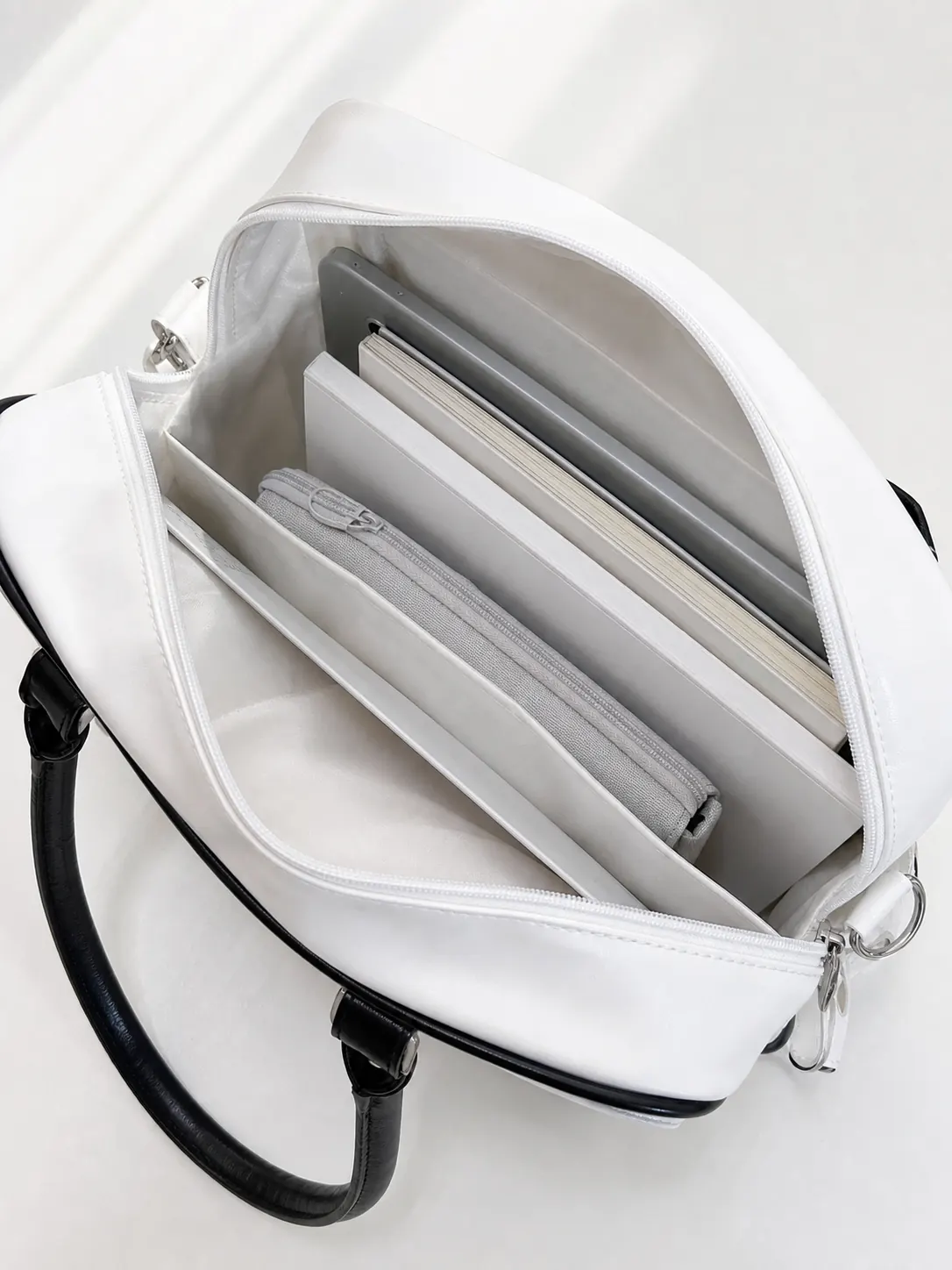 Main compartment capacity check for notebooks, documents and a tablet