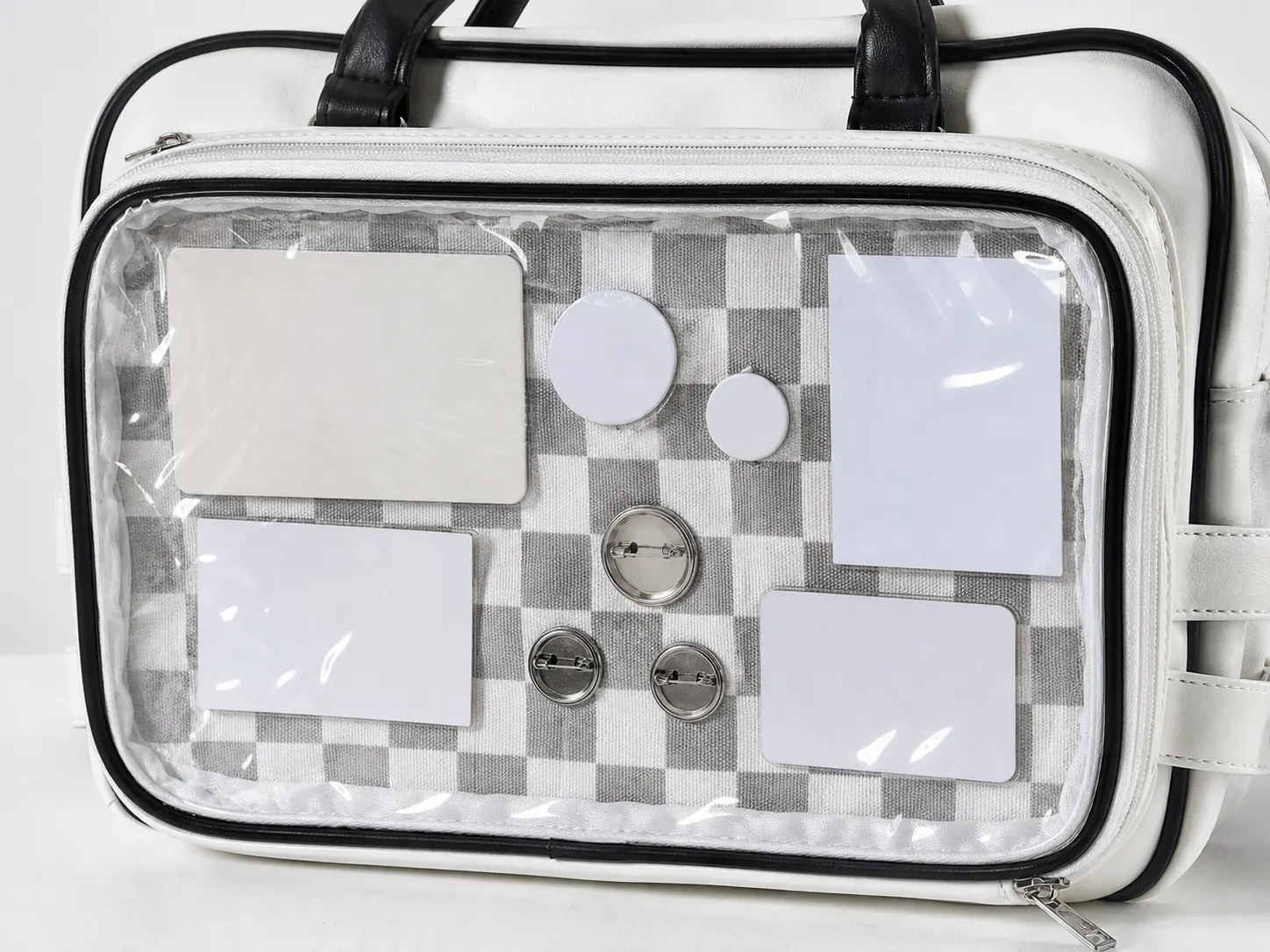 痛バッグの透明PVC窓と取り外し式内板と缶バッジ背面パーツ