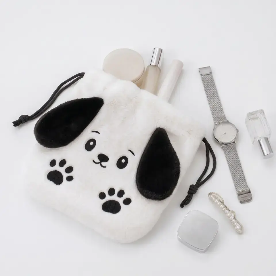 ぬいぐるみポーチにコスメや小物を入れる使用例 犬型ぬいぐるみ巾着にコスメ用品を入れた使用イメージ