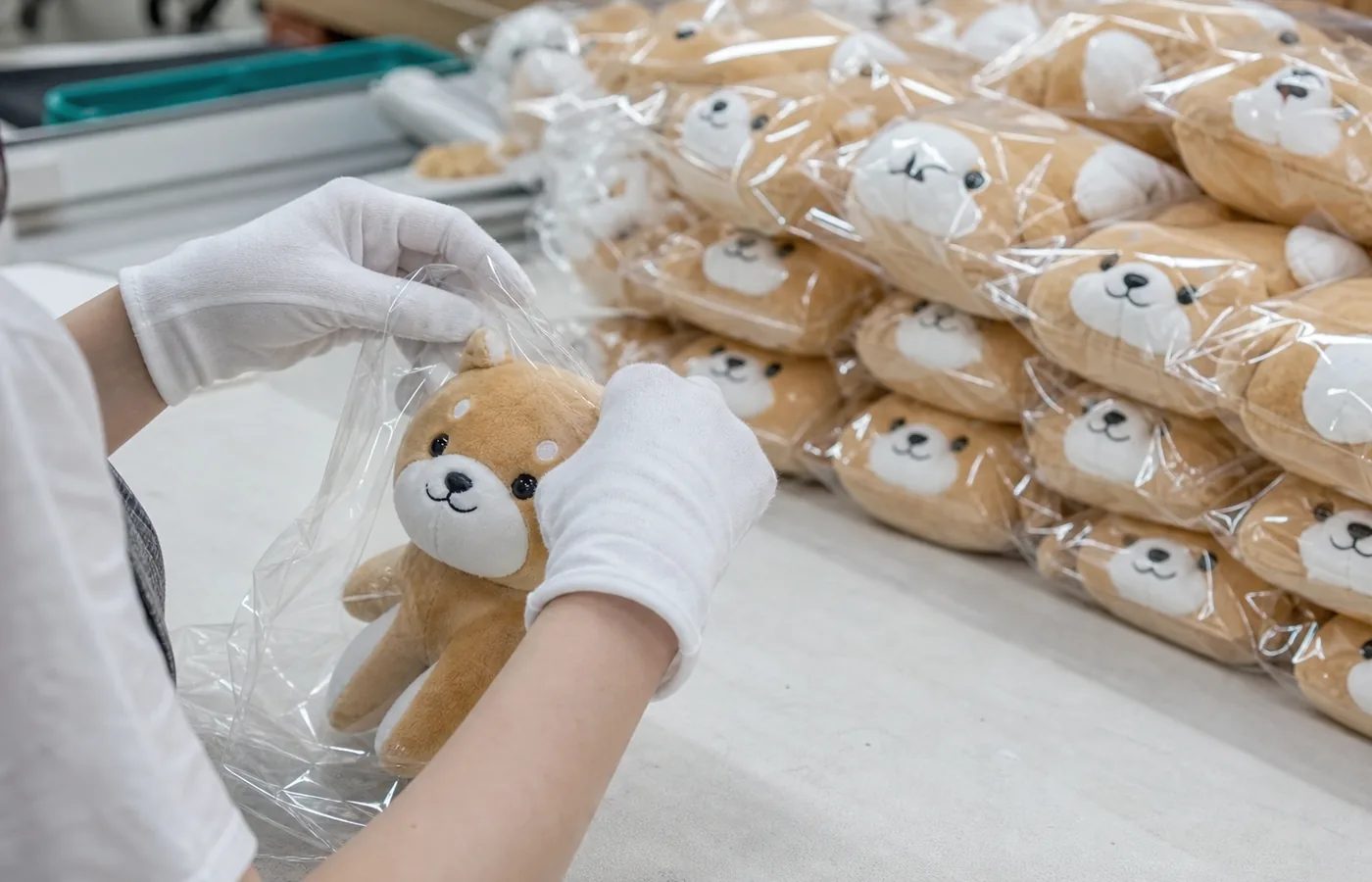 ぬいぐるみ量産の包装、検品、販売国要件の確認