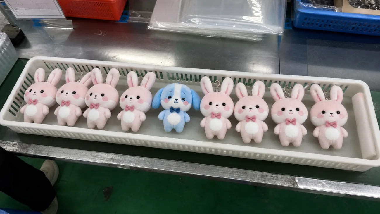 包装トレイに別SKUのぬいぐるみが混入したSKU検品NG例