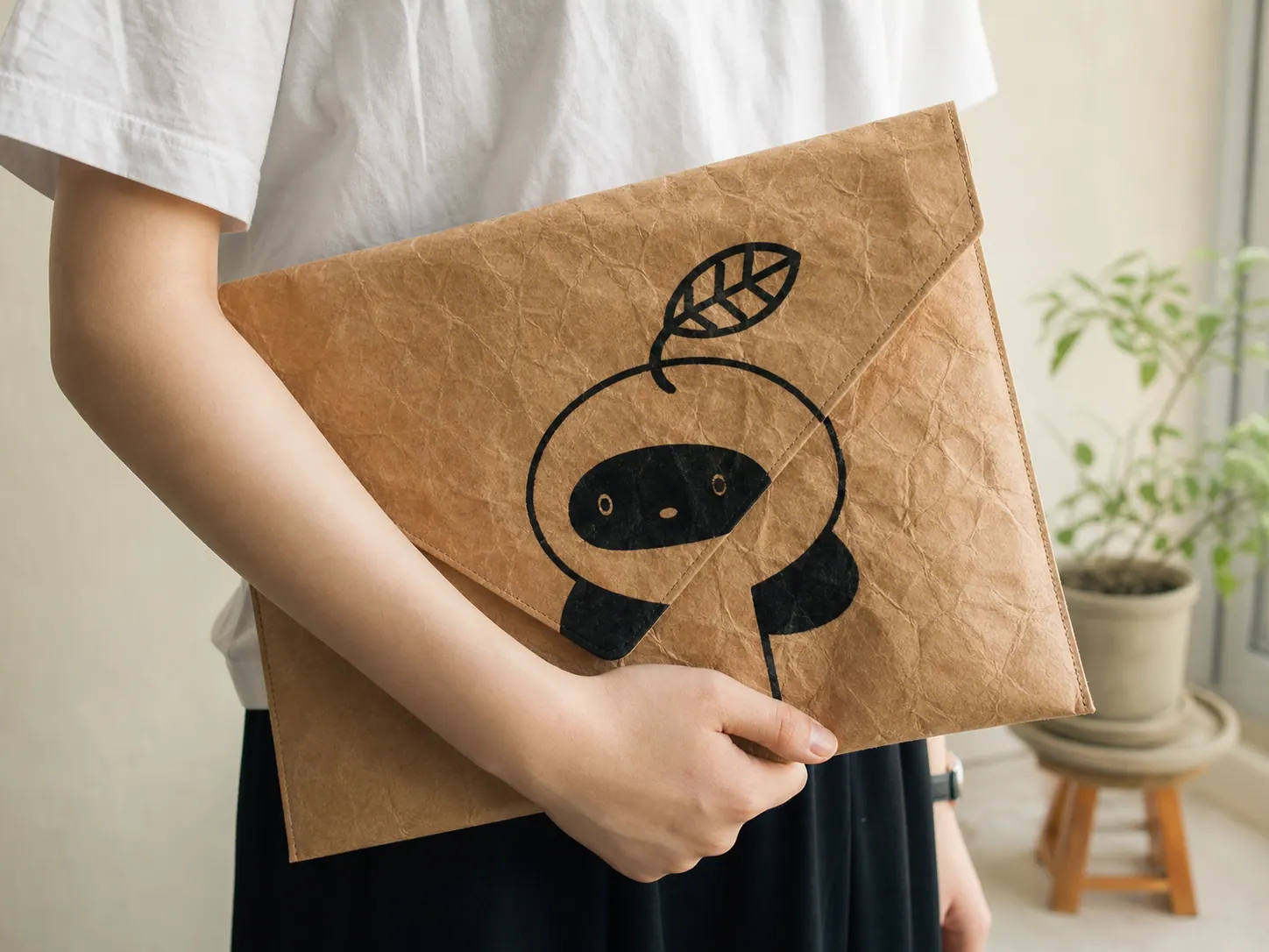紙感クラッチバッグにオリジナル単色キャラクター図案を印刷したサンプル