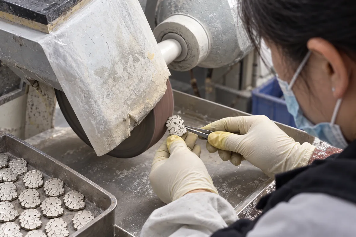 動画の研磨カットを基に月莓穿山甲の銀色金属素地を研磨する工程